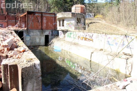 Foto a video: Búranie kryté bazény Čajka Bojnice 13