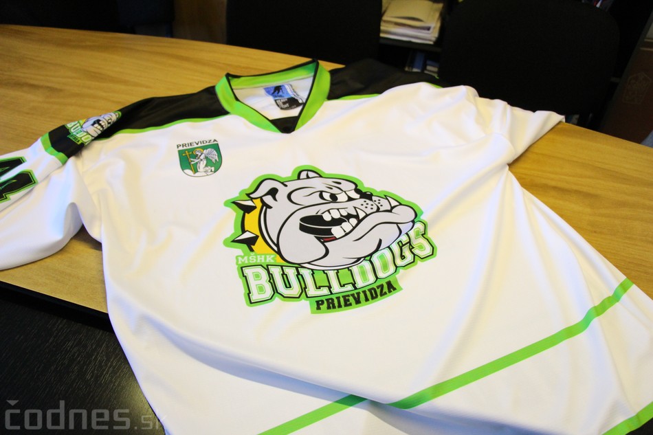 Foto a video: Exibičný hokejový zápas MšHK Bulldogs Prievidza a hviezdy NHL a Slovenska