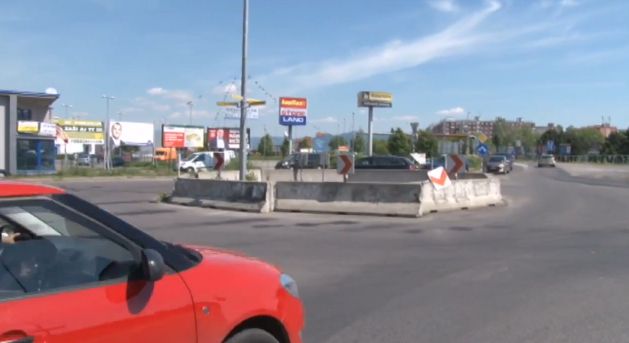 Video: Vstup do Prievidze „krášli&quot; panelový kruhový objazd