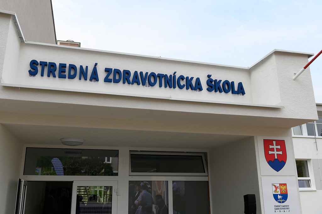 Foto a video: Stredná zdravotnícka škola v Prievidzi otvorená. Do prvého ročníka nastúpilo 48 žiakov