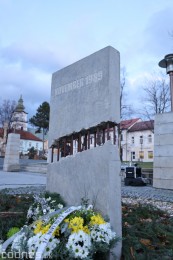 Foto a video: Slávnostné odhalenie pamätníka 30. výročia Novembra 1989 na Námestí Slobody v Prievidzi 11