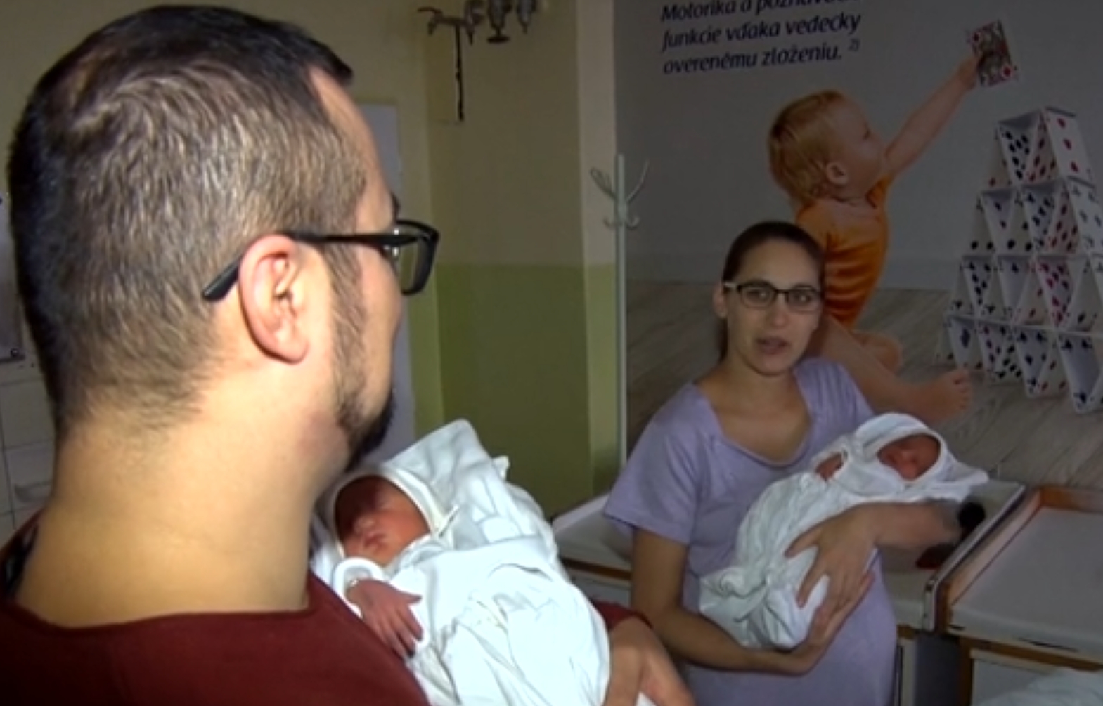 Video:  V jednom z bytov v Prievidzi prišli na svet dvojičky. Odrodila ich mamička s manželom na chodbe bytu.