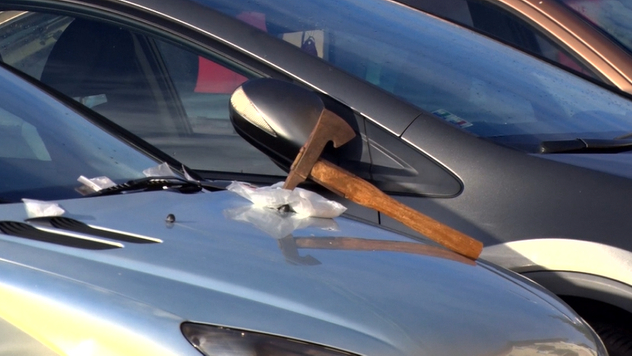 Video: Žena z Oslian si našla v kapote auta sekeru a v okolí auta biely prášok