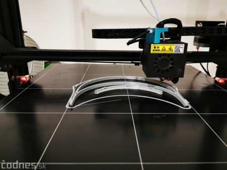 Video a foto: V Prievidzi začali 3D tlač ochranných štítov pre zdravotníkov vďaka verejnej zbierke a dobrovoľníkom 4