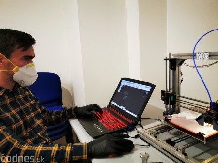 Video a foto: V Prievidzi začali 3D tlač ochranných štítov pre zdravotníkov vďaka verejnej zbierke a dobrovoľníkom 5