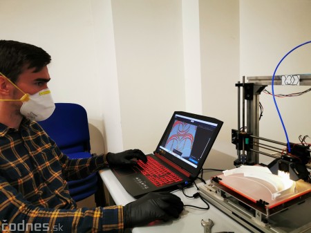 Video a foto: V Prievidzi začali 3D tlač ochranných štítov pre zdravotníkov vďaka verejnej zbierke a dobrovoľníkom 6