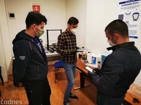 Video a foto: V Prievidzi začali 3D tlač ochranných štítov pre zdravotníkov vďaka verejnej zbierke a dobrovoľníkom 11