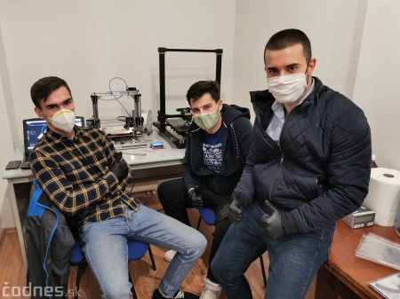 Video a foto: V Prievidzi začali 3D tlač ochranných štítov pre zdravotníkov vďaka verejnej zbierke a dobrovoľníkom 12