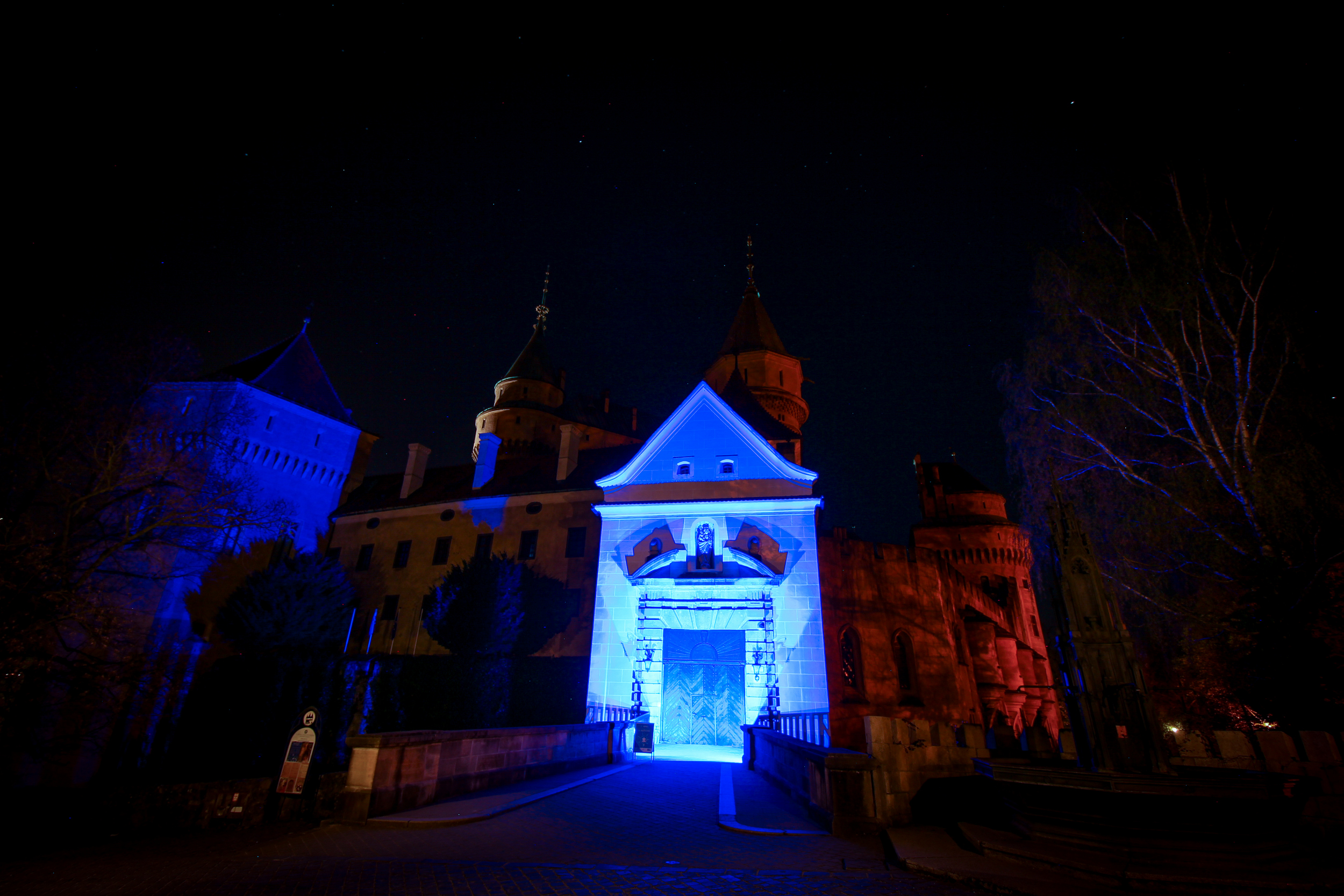 Múzeum Bojnice sa vo štvrtok večer prostredníctvom modrého osvetlenia časti Bojnického zámku symbolicky pridá k Svetovému dňu povedomia o autizme.