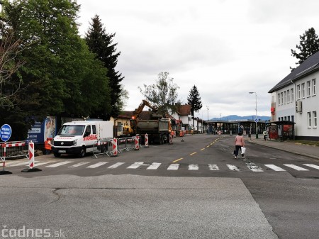 Foto a video: Začala sa rekonštrukcia a revitálizácia prednej časti autobusovej stanice v Prievidzi. Čakajú nás výrazné dopravné obmedzenia 44