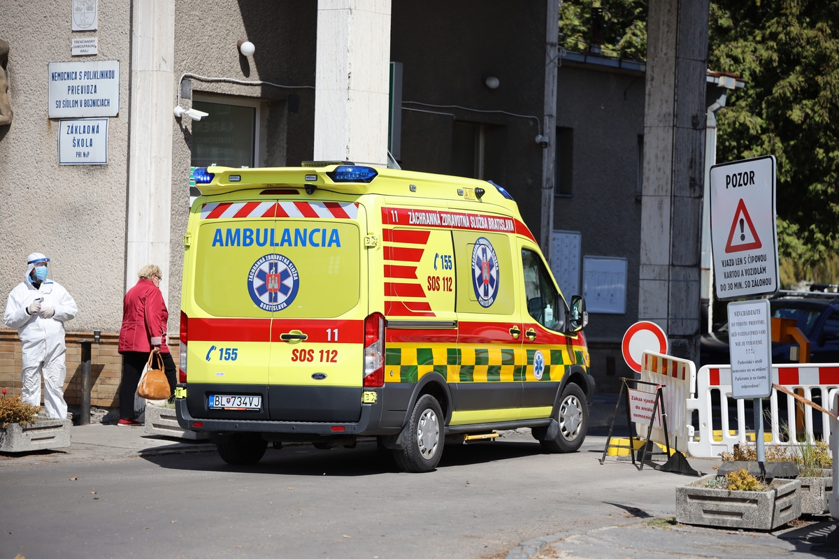 Video: V bojnickej nemocnici už začali vykonávať aj odkladné operačné výkony. Postupne budú zrušené aj zdravotnícke filtre pred nemocnicou