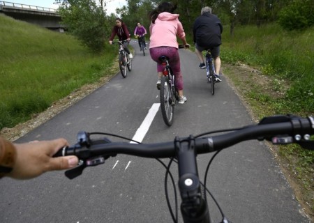Video: V Trenčianskom kraji otvorili nový 11-kilometrový úsek cyklotrasy medzi mestami Trenčín a Nemšová, v rámci cezhraničného projektu Na bicykli po stopách histórie. 2