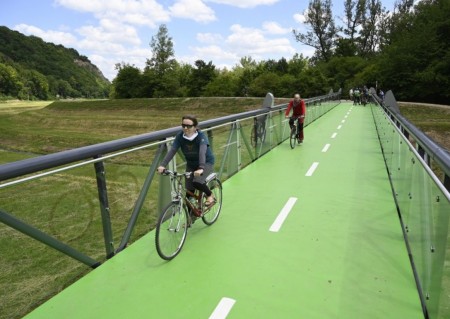 Video: V Trenčianskom kraji otvorili nový 11-kilometrový úsek cyklotrasy medzi mestami Trenčín a Nemšová, v rámci cezhraničného projektu Na bicykli po stopách histórie. 3
