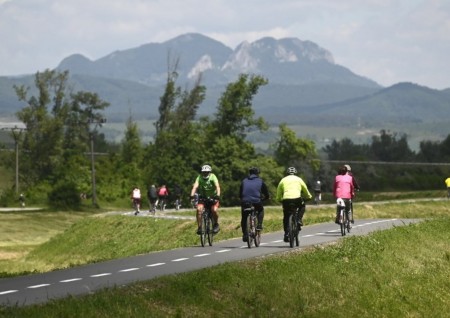 Video: V Trenčianskom kraji otvorili nový 11-kilometrový úsek cyklotrasy medzi mestami Trenčín a Nemšová, v rámci cezhraničného projektu Na bicykli po stopách histórie. 8