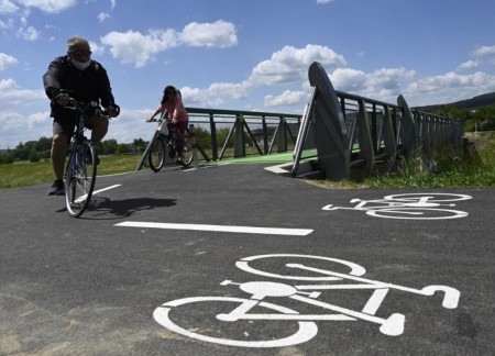 Video: V Trenčianskom kraji otvorili nový 11-kilometrový úsek cyklotrasy medzi mestami Trenčín a Nemšová, v rámci cezhraničného projektu Na bicykli po stopách histórie. 6