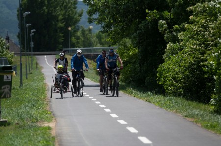 Video: V Trenčianskom kraji otvorili nový 11-kilometrový úsek cyklotrasy medzi mestami Trenčín a Nemšová, v rámci cezhraničného projektu Na bicykli po stopách histórie. 22
