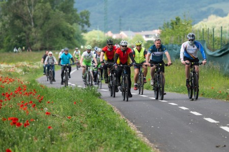 Video: V Trenčianskom kraji otvorili nový 11-kilometrový úsek cyklotrasy medzi mestami Trenčín a Nemšová, v rámci cezhraničného projektu Na bicykli po stopách histórie. 26