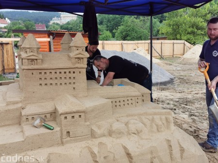 Foto: Pieskové sochy v Bojniciach už vytváraju šikovné ruky umelcov 0