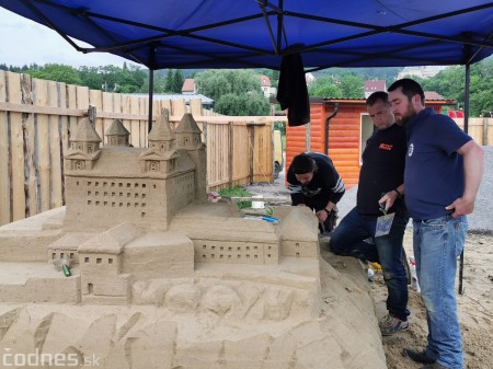 Foto: Pieskové sochy v Bojniciach už vytváraju šikovné ruky umelcov 1