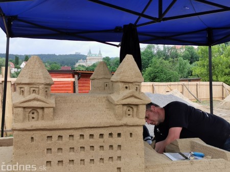 Foto: Pieskové sochy v Bojniciach už vytváraju šikovné ruky umelcov 2