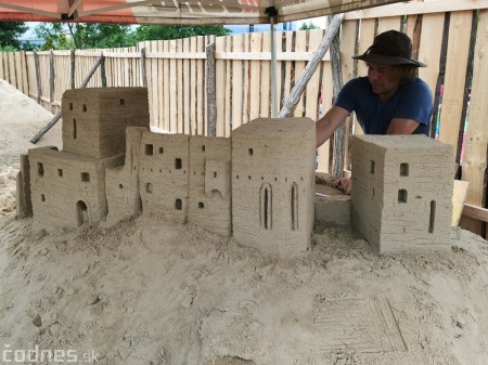 Foto: Pieskové sochy v Bojniciach už vytváraju šikovné ruky umelcov 3