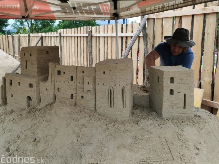 Foto: Pieskové sochy v Bojniciach už vytváraju šikovné ruky umelcov 5