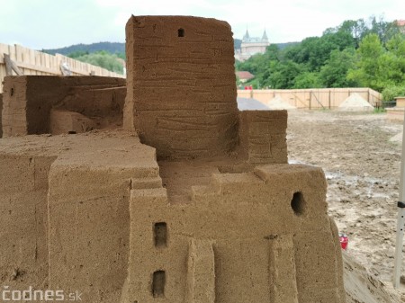 Foto: Pieskové sochy v Bojniciach už vytváraju šikovné ruky umelcov 4