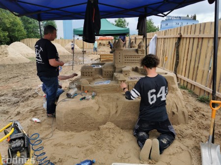 Foto: Pieskové sochy v Bojniciach už vytváraju šikovné ruky umelcov 6