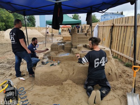 Foto: Pieskové sochy v Bojniciach už vytváraju šikovné ruky umelcov 8