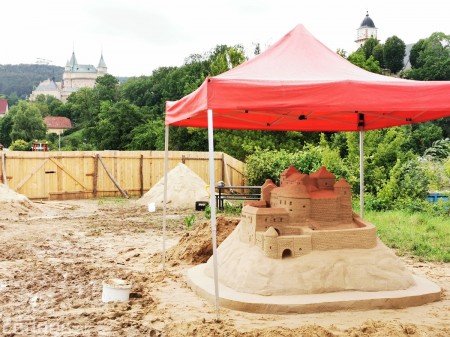 Foto: Pieskové sochy v Bojniciach už vytváraju šikovné ruky umelcov 11