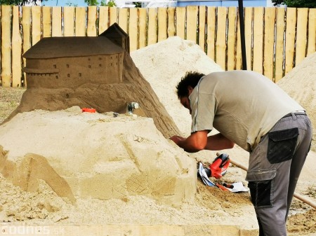 Foto: Pieskové sochy v Bojniciach už vytváraju šikovné ruky umelcov 12