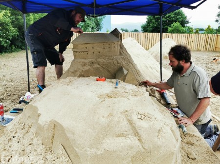 Foto: Pieskové sochy v Bojniciach už vytváraju šikovné ruky umelcov 13