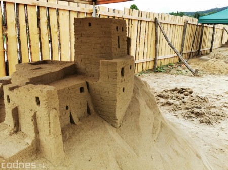 Foto: Pieskové sochy v Bojniciach už vytváraju šikovné ruky umelcov 14