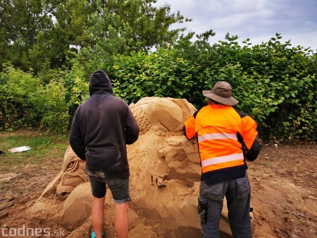 Foto: Pieskové sochy v Bojniciach už vytváraju šikovné ruky umelcov 15