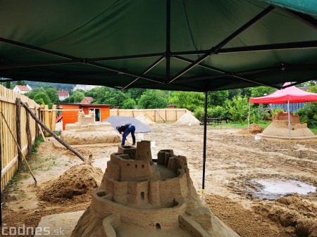 Foto: Pieskové sochy v Bojniciach už vytváraju šikovné ruky umelcov 16