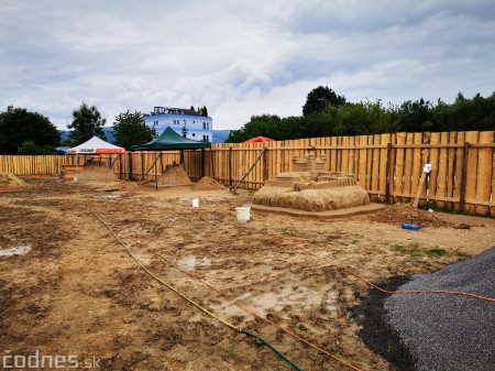 Foto: Pieskové sochy v Bojniciach už vytváraju šikovné ruky umelcov 17