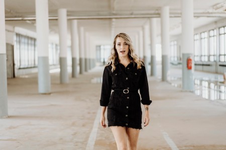 Video a foto: Lenka Piešová, sestra tohtoročnej víťazky SuperStar Barbory Piešovej zverejnila svoj nový videoklip Sen a ja. 1