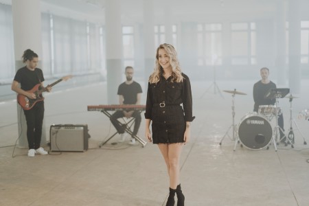 Video a foto: Lenka Piešová, sestra tohtoročnej víťazky SuperStar Barbory Piešovej zverejnila svoj nový videoklip Sen a ja. 6