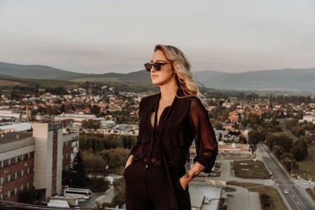 Video a foto: Lenka Piešová, sestra tohtoročnej víťazky SuperStar Barbory Piešovej zverejnila svoj nový videoklip Sen a ja. 8