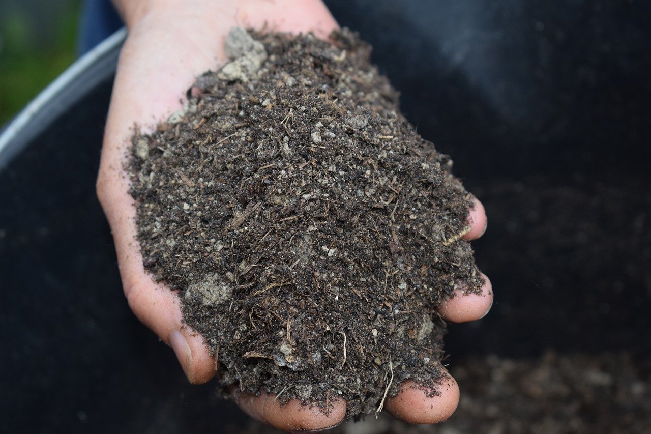 Obyvatelia Prievidze môžu dostať kompost z mestskej kompostárne zadarmo