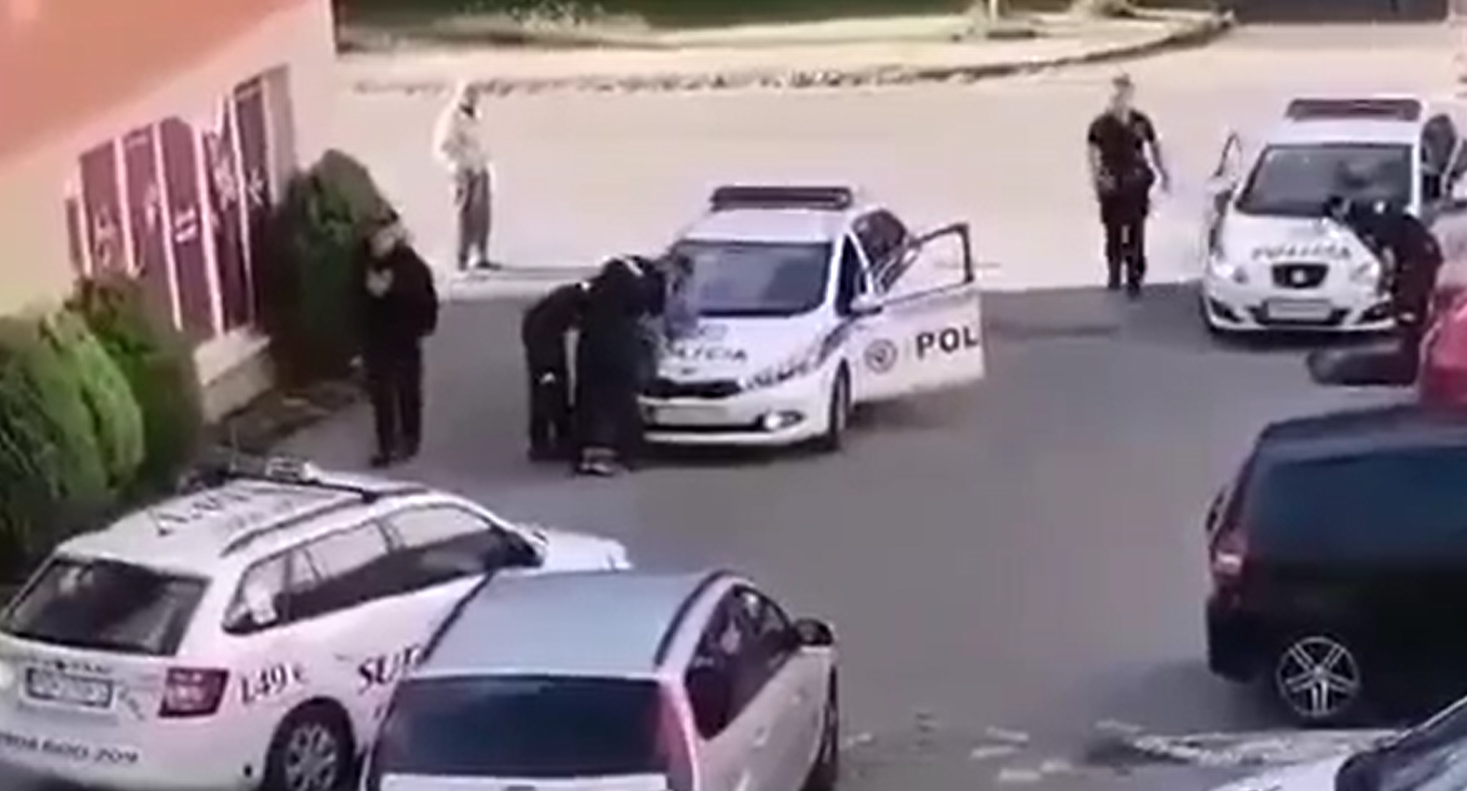 Video: Muž v Prievidzi vytiahol neďaleko námestia zbraň