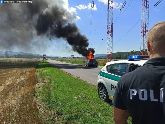 V Opatovciach nad Nitrou sa vznietilo auto počas jazdy, pasažierom sa našťastie podarilo ujsť