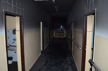 Foto: Nočná tragédia - Domov dôchodcov v Zemianskych Kostoľanoch (okres Prievidza) v noci zachvátil požiar, dvaja ľudia zomreli 0