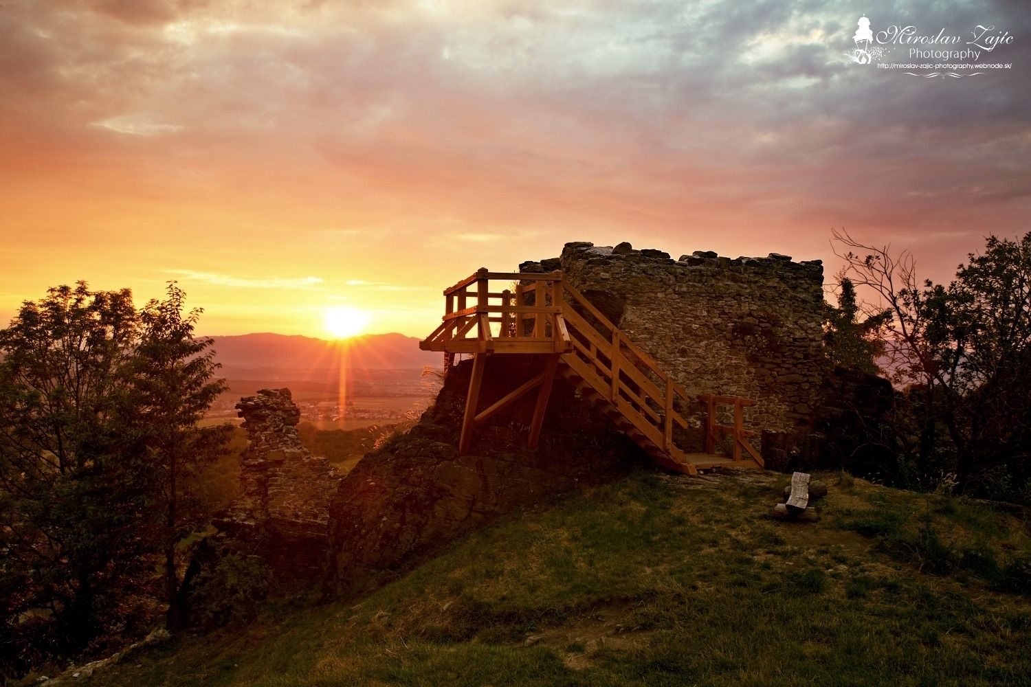 Foto: Hrad Sivý kameň Podhradie - západ slnka a nočná obloha