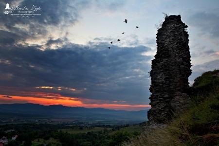 Foto: Hrad Sivý kameň Podhradie - západ slnka a nočná obloha 1