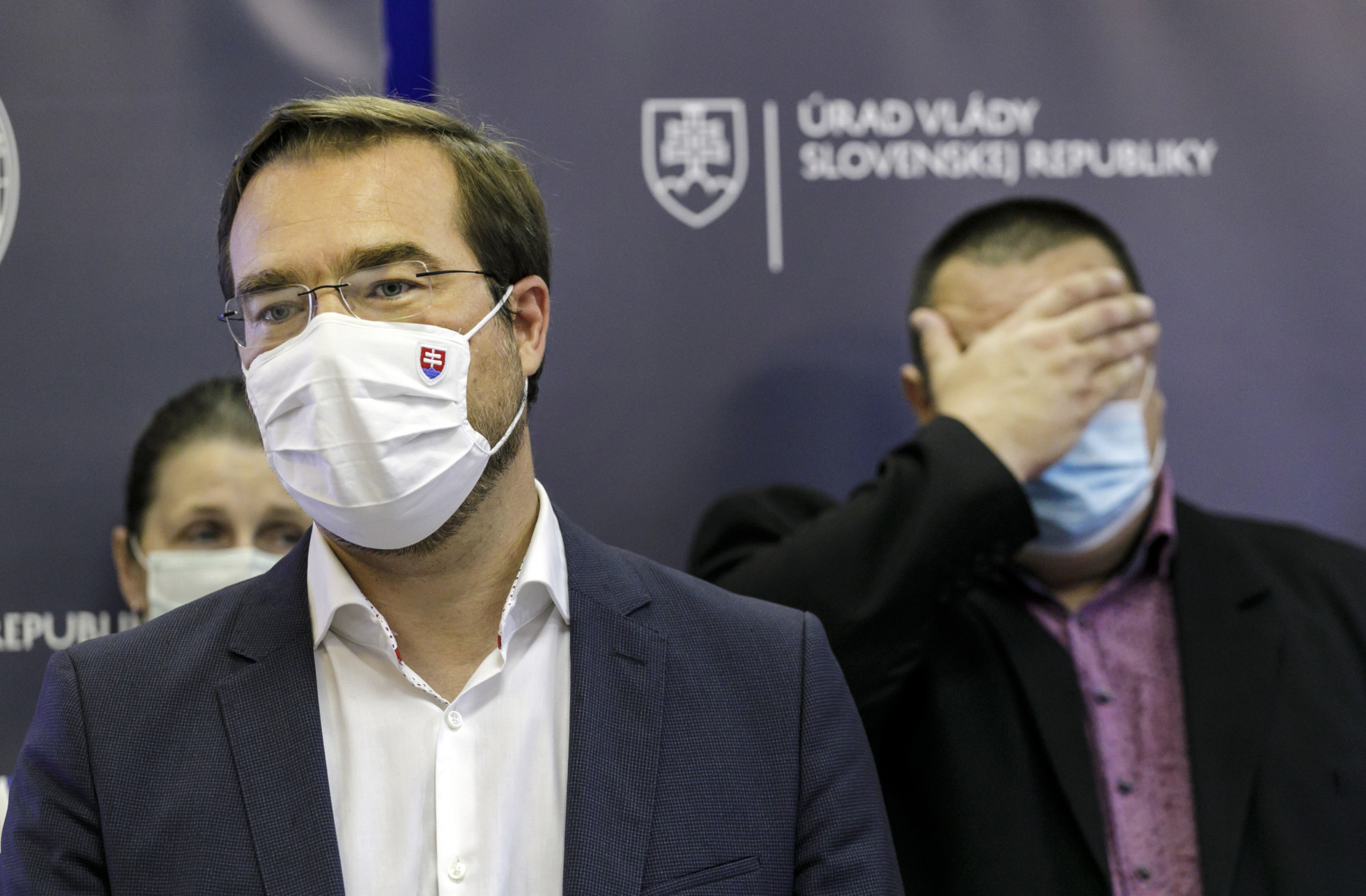 Koronavírus: Na Slovensku budú opäť platiť obmedzenia a konzílium odborníkov odporúča zvážiť cestovanie do zahraničia (video)