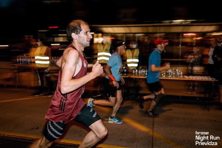 Foto a video: Prievidzu večer ovládol prvý ročnik nočného behu Brose Night Run Prievidza