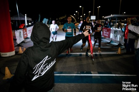 Foto a video: Prievidzu večer ovládol prvý ročnik nočného behu Brose Night Run Prievidza 1