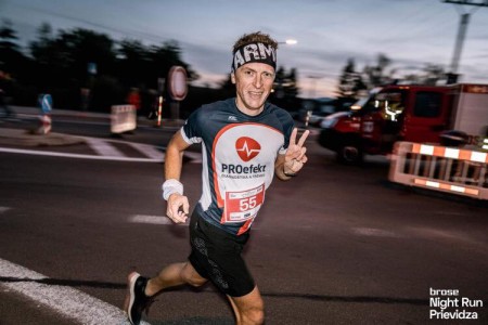 Foto a video: Prievidzu večer ovládol prvý ročnik nočného behu Brose Night Run Prievidza 3