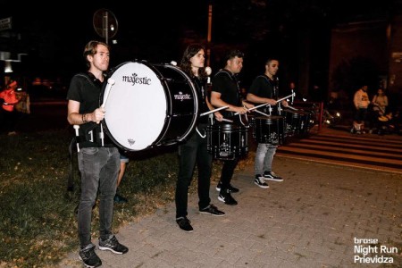 Foto a video: Prievidzu večer ovládol prvý ročnik nočného behu Brose Night Run Prievidza 4